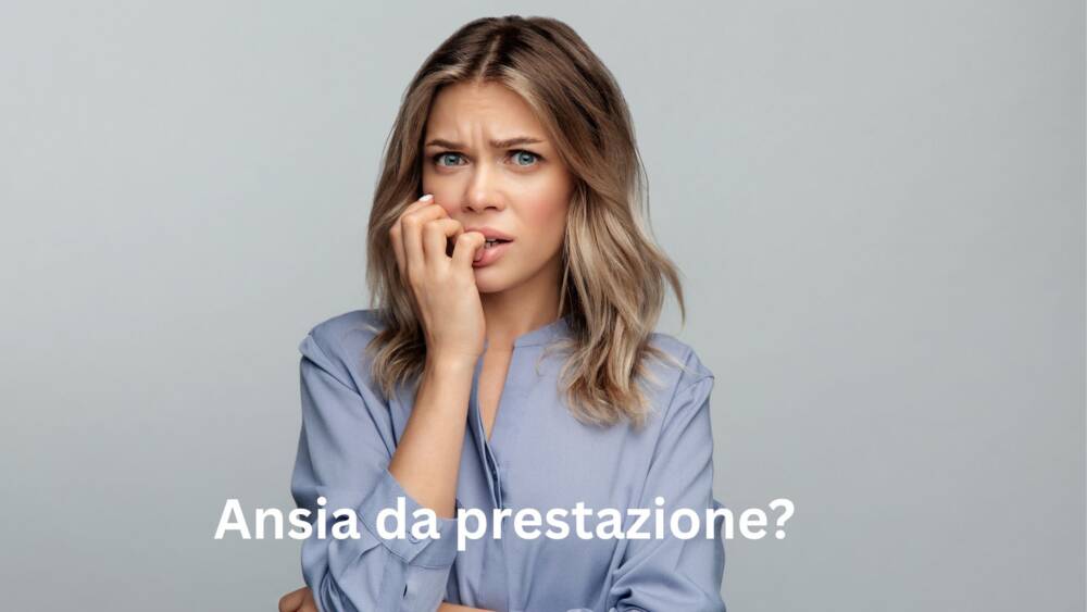 Donna con espressione preoccupata del viso che si morde nervosamente le dita
